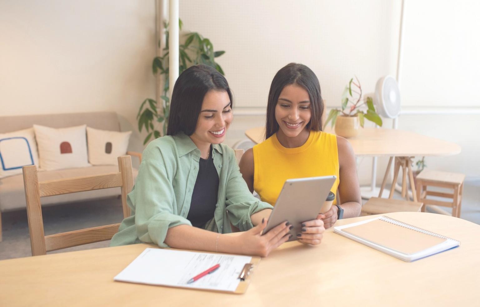 Team di formazione sarvilenoxa al lavoro su progetti educativi di realtà aumentata mobile